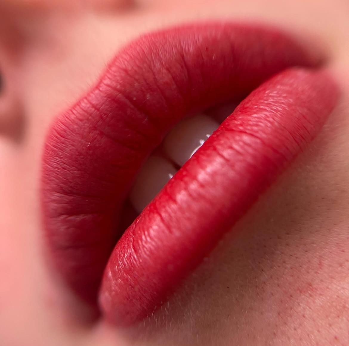 Labbra con dermopigmentazione dal colore pieno, di profilo