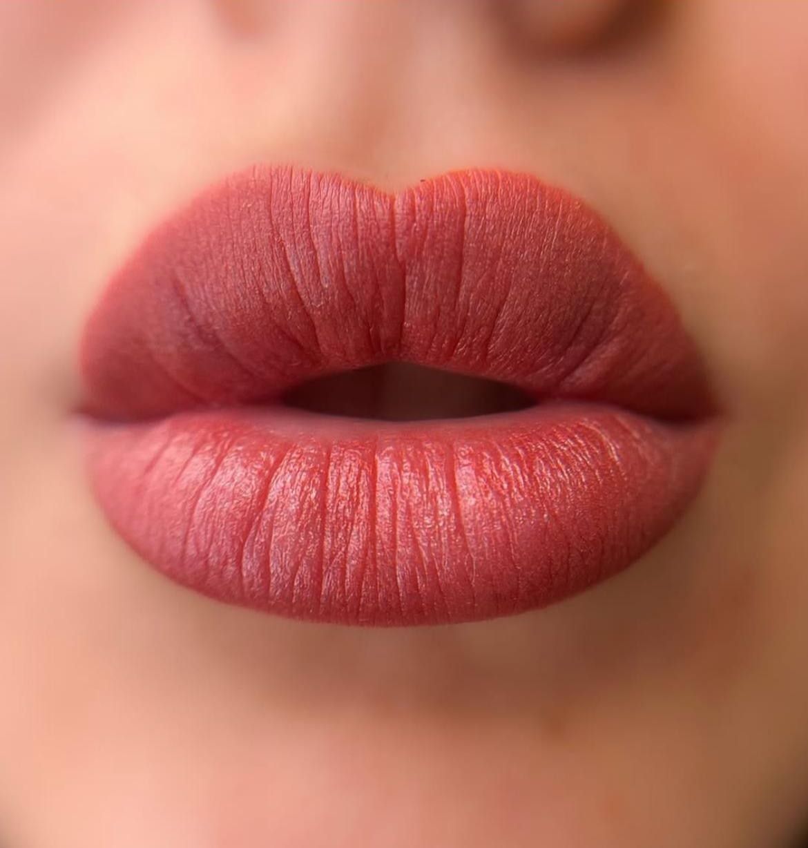 Labbra con dermopigmentazione a colore pieno, in primo piano