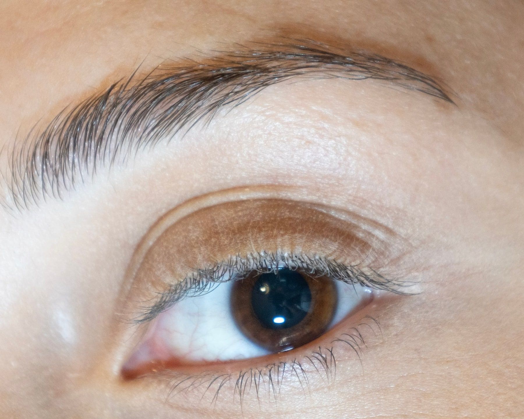 Lo stesso occhio prima: la sopracciglia naturale, chiara e rada
